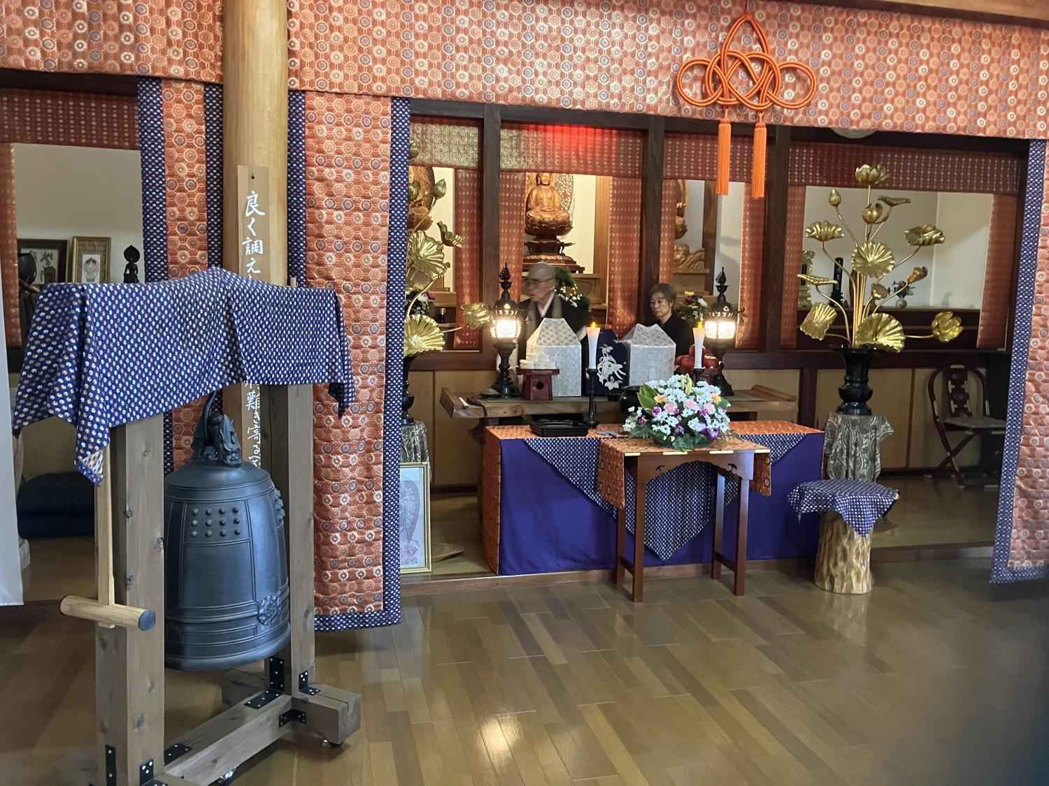 １３時５３分　お寺で法要の開始前