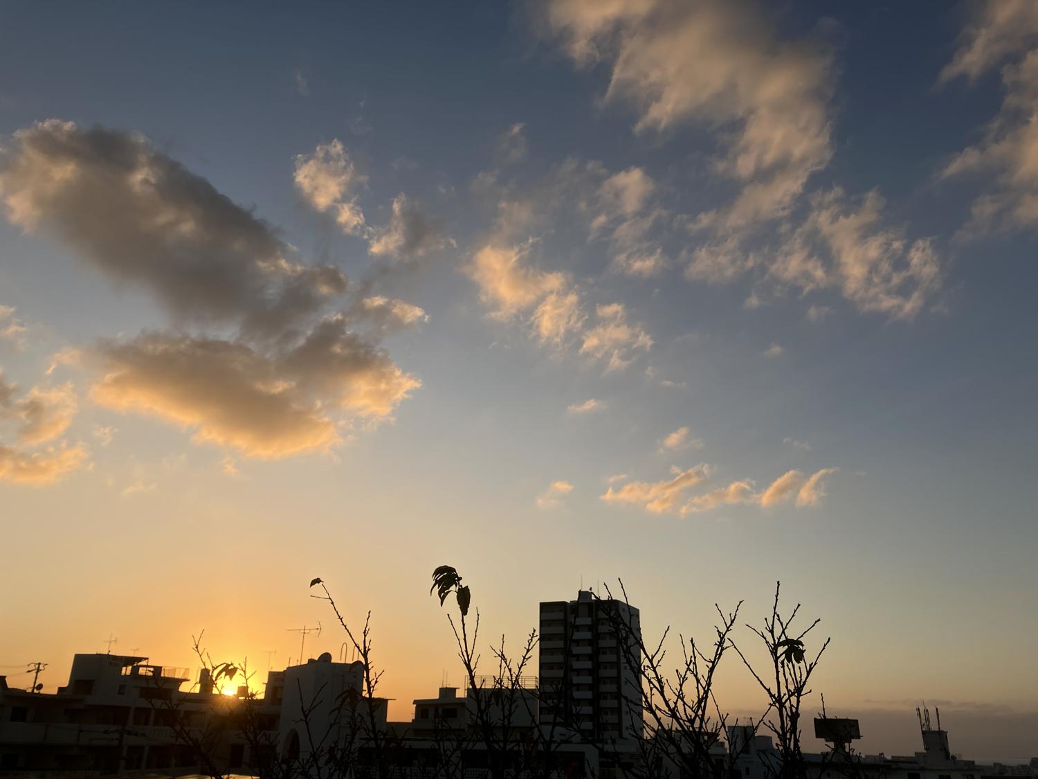 １７：４３　マンションが左側に沈む夕日