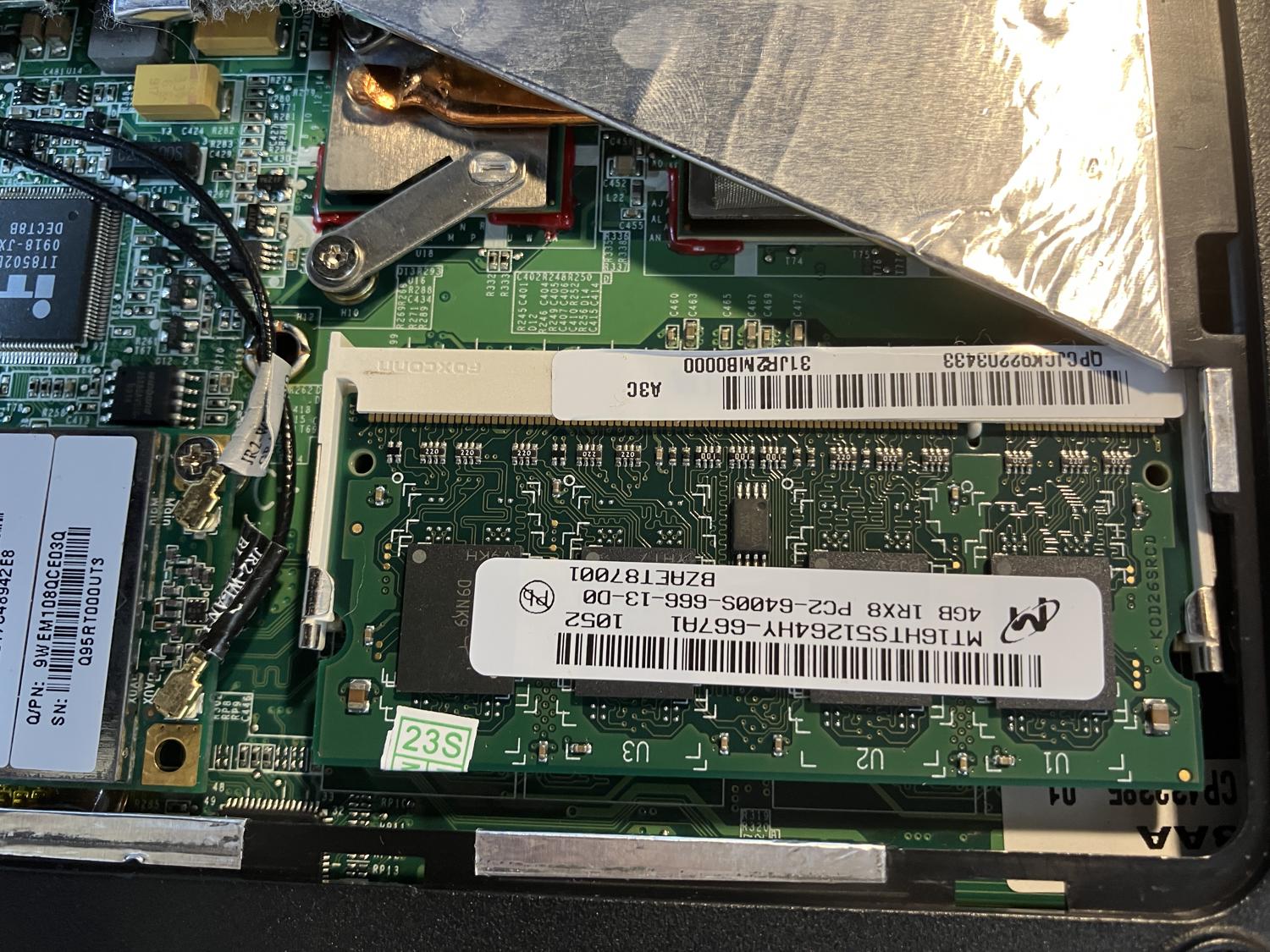 取り外し前の４ＧＢのメモリ