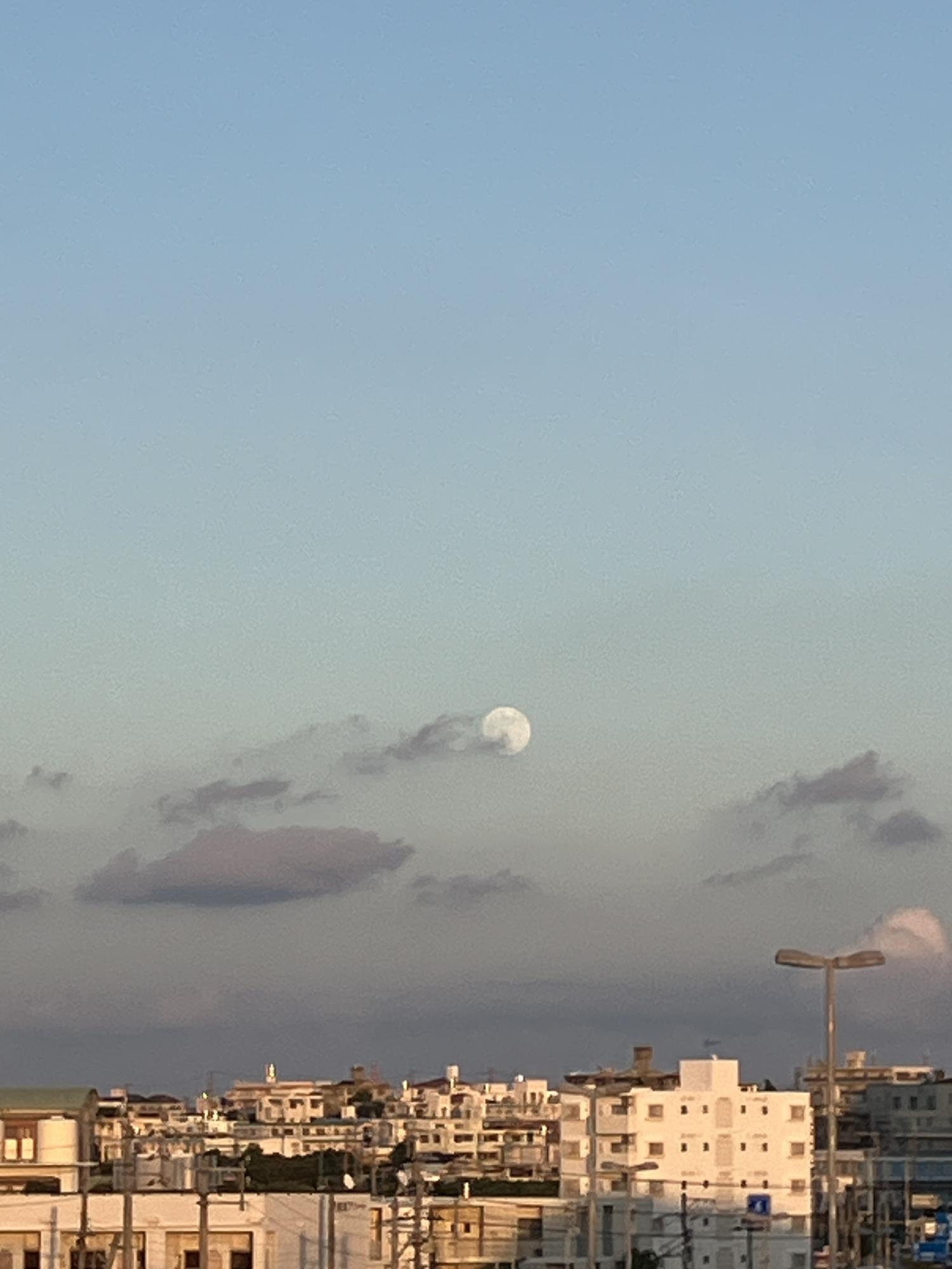 １７時５４分の満月