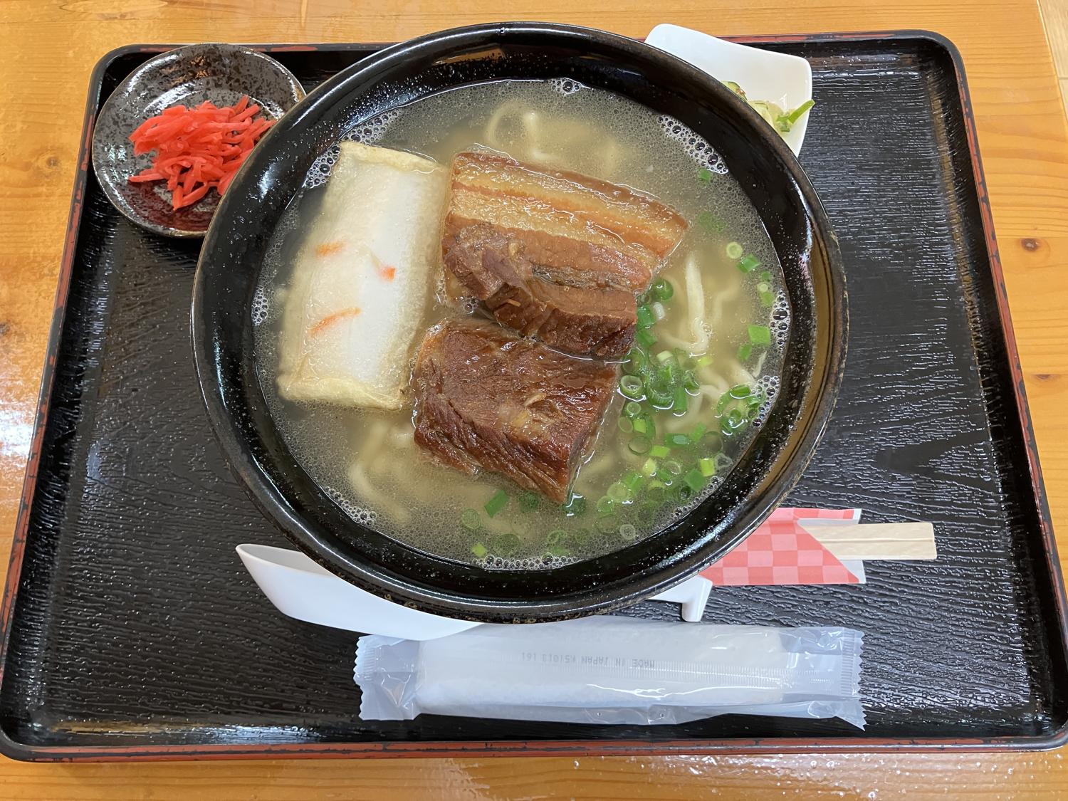 沖縄ソバを食べる