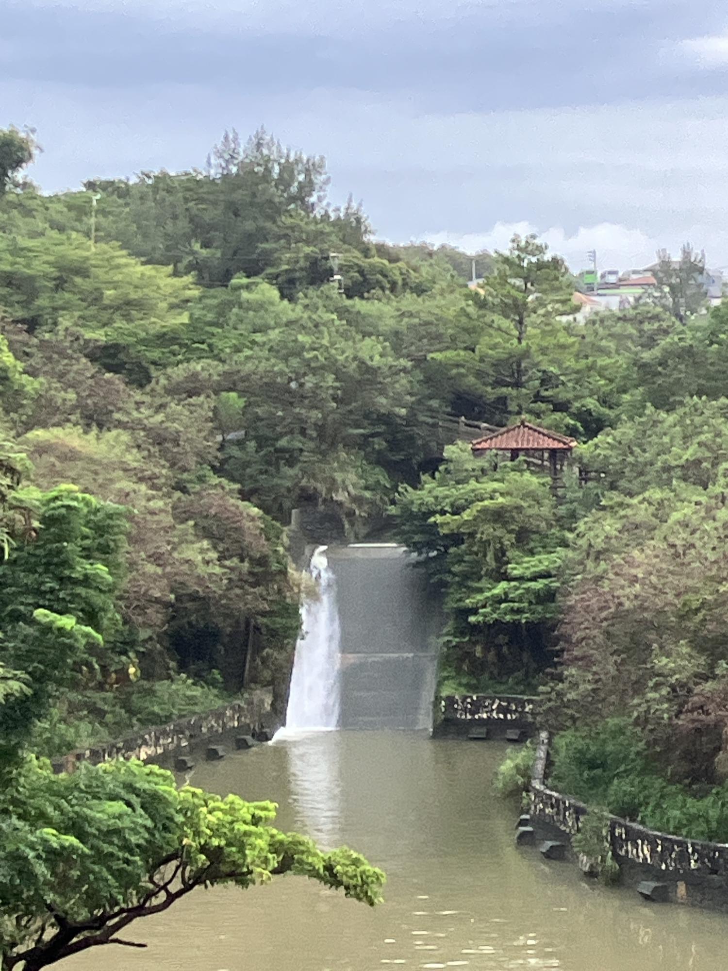 金城ダムのにわかの滝