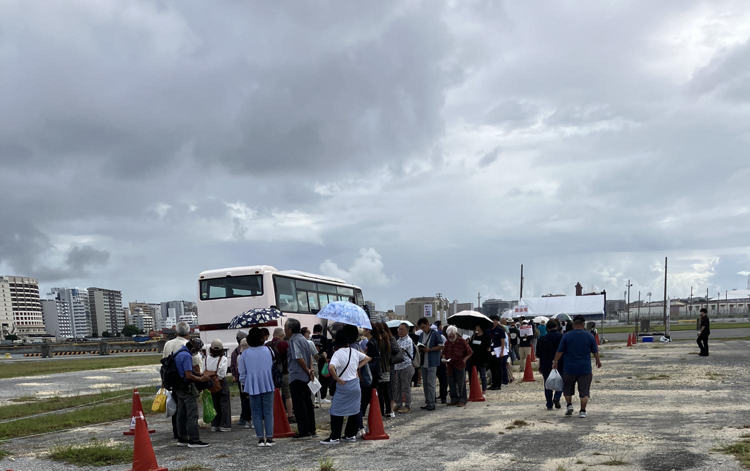 １０時４０分シャトルバスを待つ行列