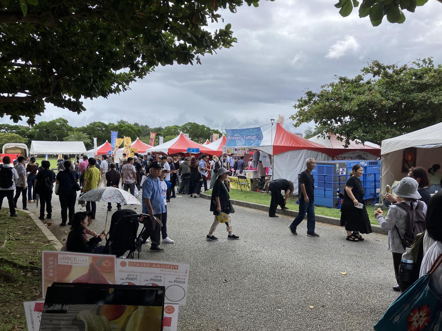 アイスクリームを買うため行列に並ぶ