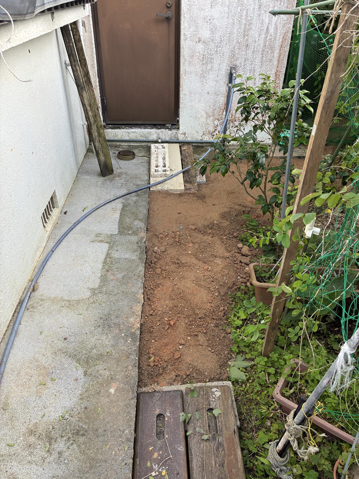 １７時２７分　かさ上げした裏庭