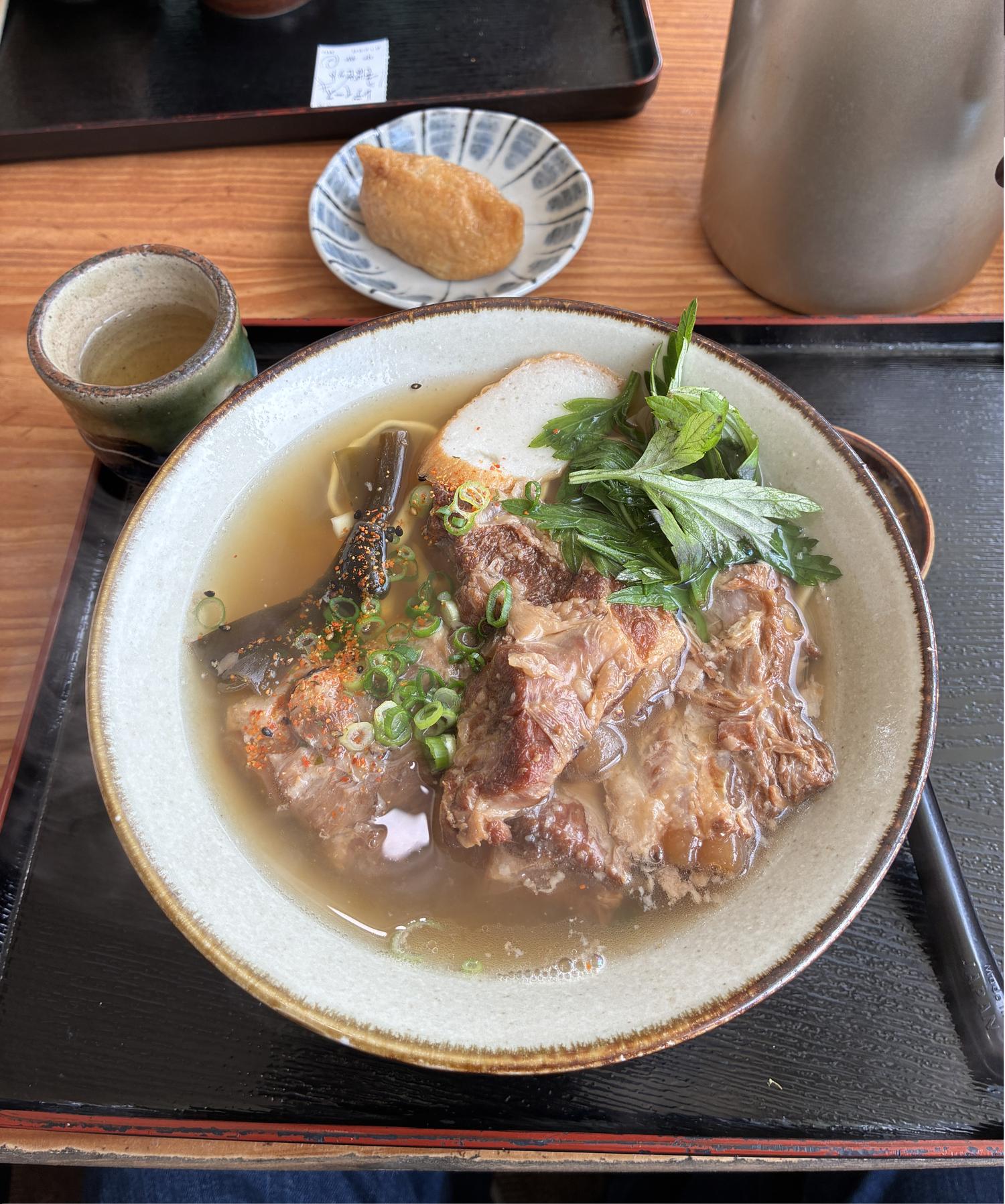 ちゅら小で沖縄ソバを食べる