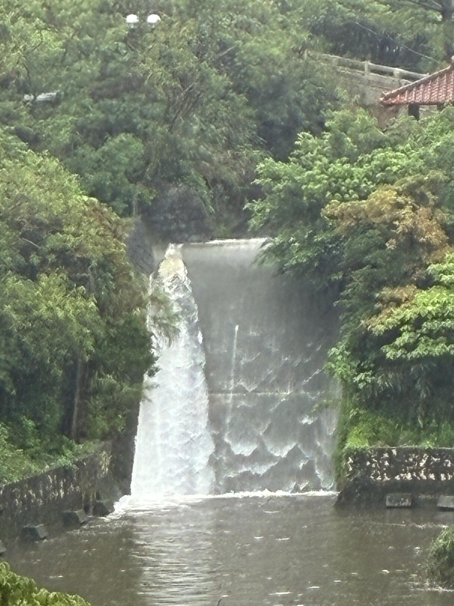 金城ダムの滝