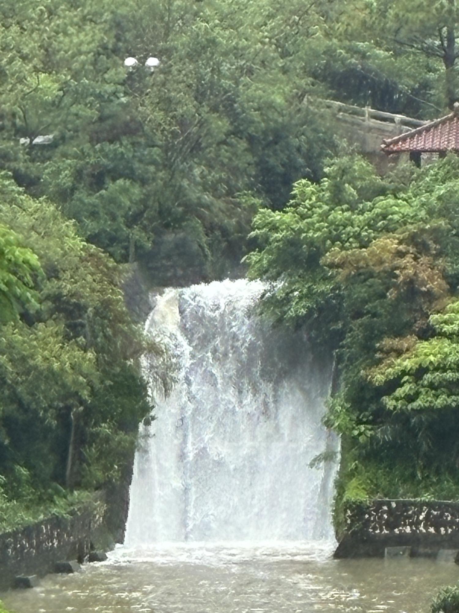 勢いのある金城ダムの滝
